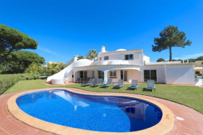 Traditional Portuguese Villa 5 Bedrooms Villa Girassol Prime Location Close to Restaurants Bars Vilamoura